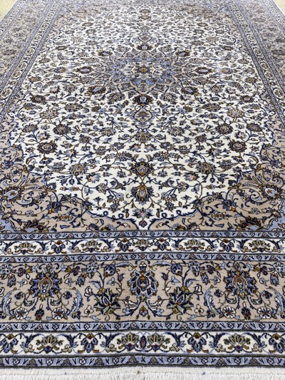 27054535h - Keschan, Persien, Ende 20.Jhd, Wolle auf Baumwolle, ca. 400 x 300 cm, Mottenfraß am ...