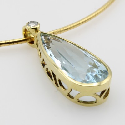 27054549b - Anhänger mit Aquamarin und Brillant an Omega- reif, GG 585/000, tropfenf. Aquam. ca. ...