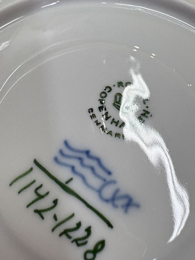 27054563e - Dining service, Kgl. Copenhagen, Musselmalet full lace decor, 12 plates, 12 soup bowls ...