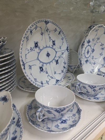 27054563g - Dining service, Kgl. Copenhagen, Musselmalet full lace decor, 12 plates, 12 soup bowls ...