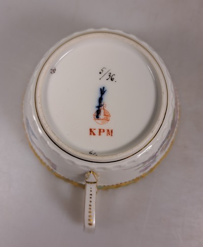 27054567f - Tasse mit Untertasse, KPM Berlin, Modell Kurland, Rand türkisfarben mit Matt- und ...