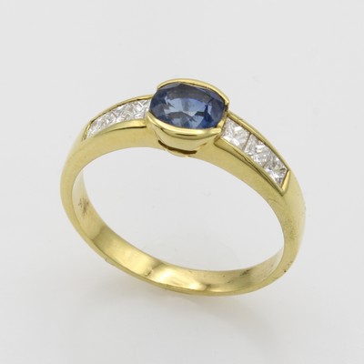 27054573a - Ring mit Saphir und Diamanten, GG 750/000, ovaler Saphir ca. 1 ct, Diam. im Princess-Cut ...