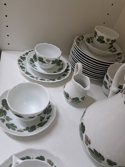 27054580e - Kaffeeservice, Hutschenreuther, 20. Jh., Weinlaubdekor, Kanne, Zuckerdose, ...