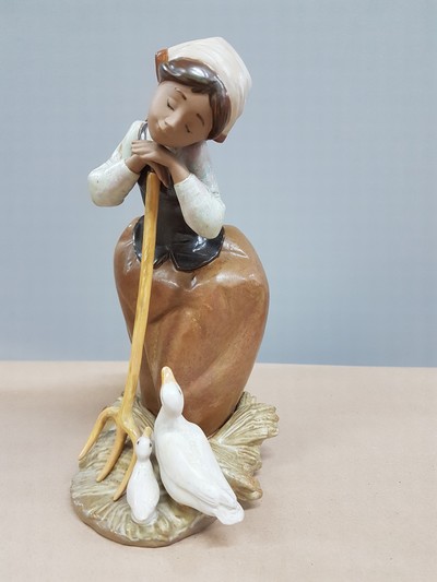 27054598a - 2 große Porzellanfiguren, Lladro Spanien, 20. Jh., dösender Hütejunge mit Hund, H. ...