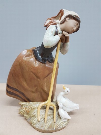 27054598b - 2 große Porzellanfiguren, Lladro Spanien, 20. Jh., dösender Hütejunge mit Hund, H. ...