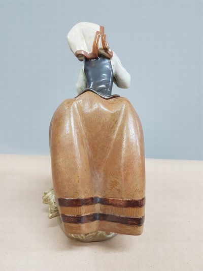 27054598c - 2 große Porzellanfiguren, Lladro Spanien, 20. Jh., dösender Hütejunge mit Hund, H. ...