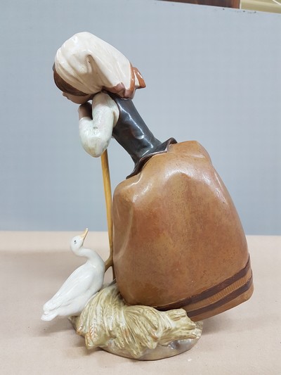 27054598d - 2 große Porzellanfiguren, Lladro Spanien, 20. Jh., dösender Hütejunge mit Hund, H. ...