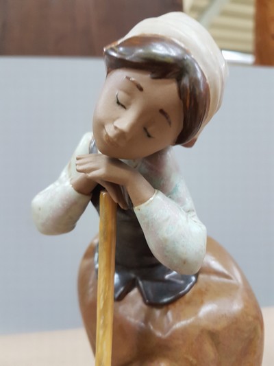 27054598e - 2 große Porzellanfiguren, Lladro Spanien, 20. Jh., dösender Hütejunge mit Hund, H. ...