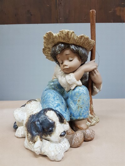 27054598g - 2 große Porzellanfiguren, Lladro Spanien, 20. Jh., dösender Hütejunge mit Hund, H. ...
