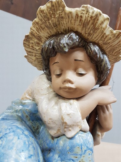 27054598h - 2 große Porzellanfiguren, Lladro Spanien, 20. Jh., dösender Hütejunge mit Hund, H. ...