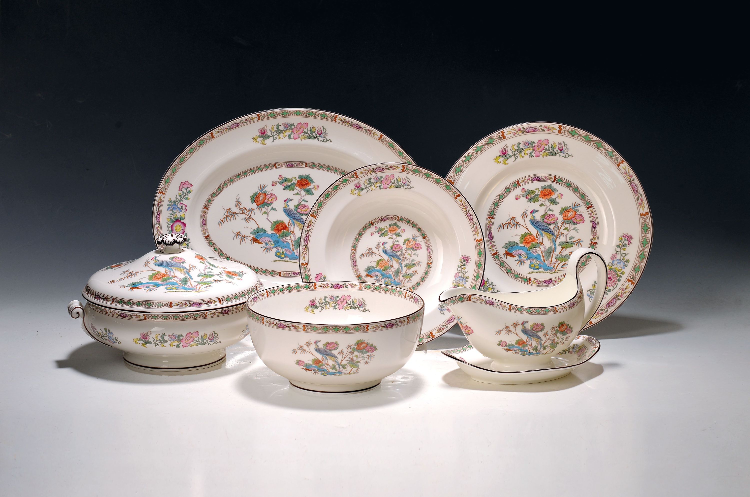 Image 27054601 - Speiseservice, Wedgwood England, Modell Kutani, 14 flache Teller, 14 tiefe Teller, 14 ...