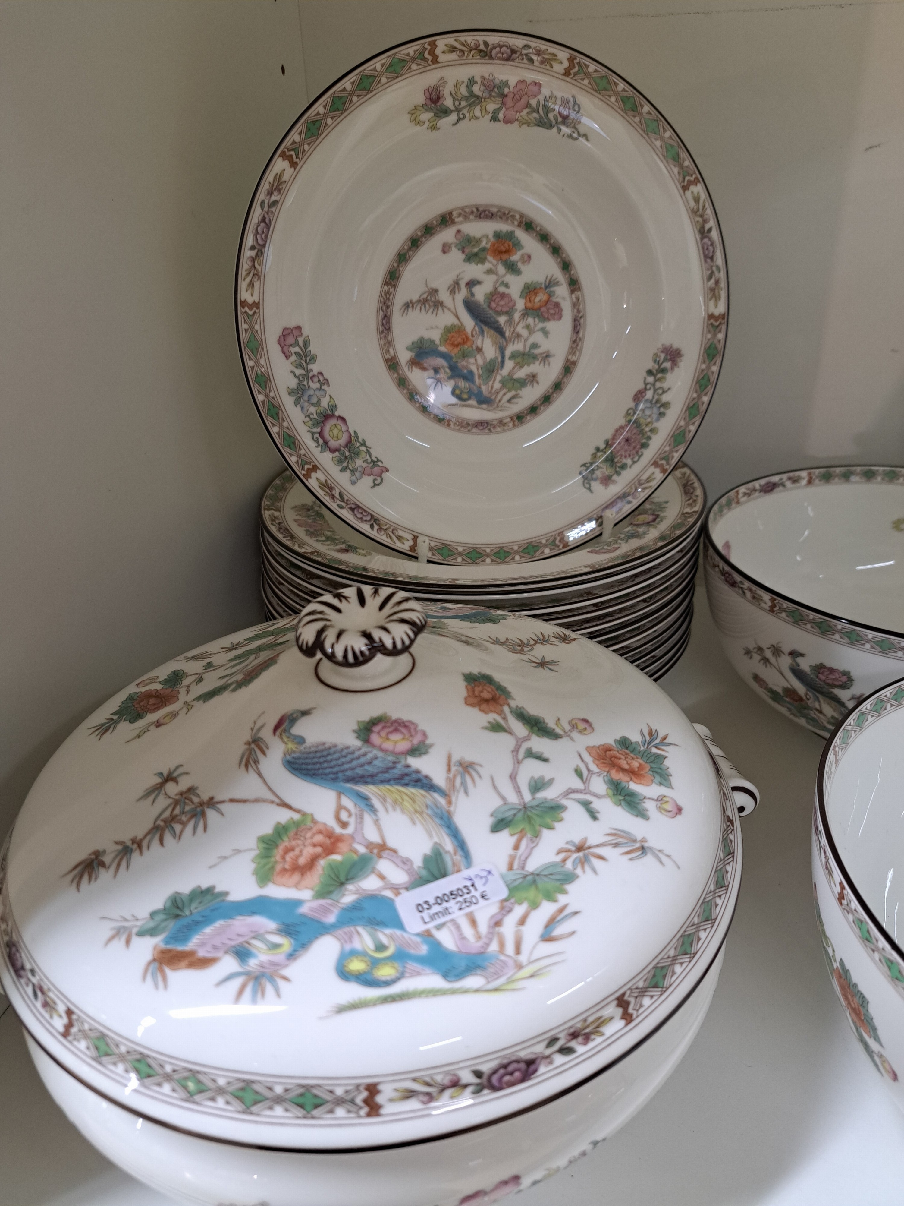 Detail a: Speiseservice, Wedgwood England, Modell Kutani, 14 flache Teller, 14 tiefe Teller, 14 Dessertteller, eine Sauciere, 2 Beilagen- Schüsseln, eine ...