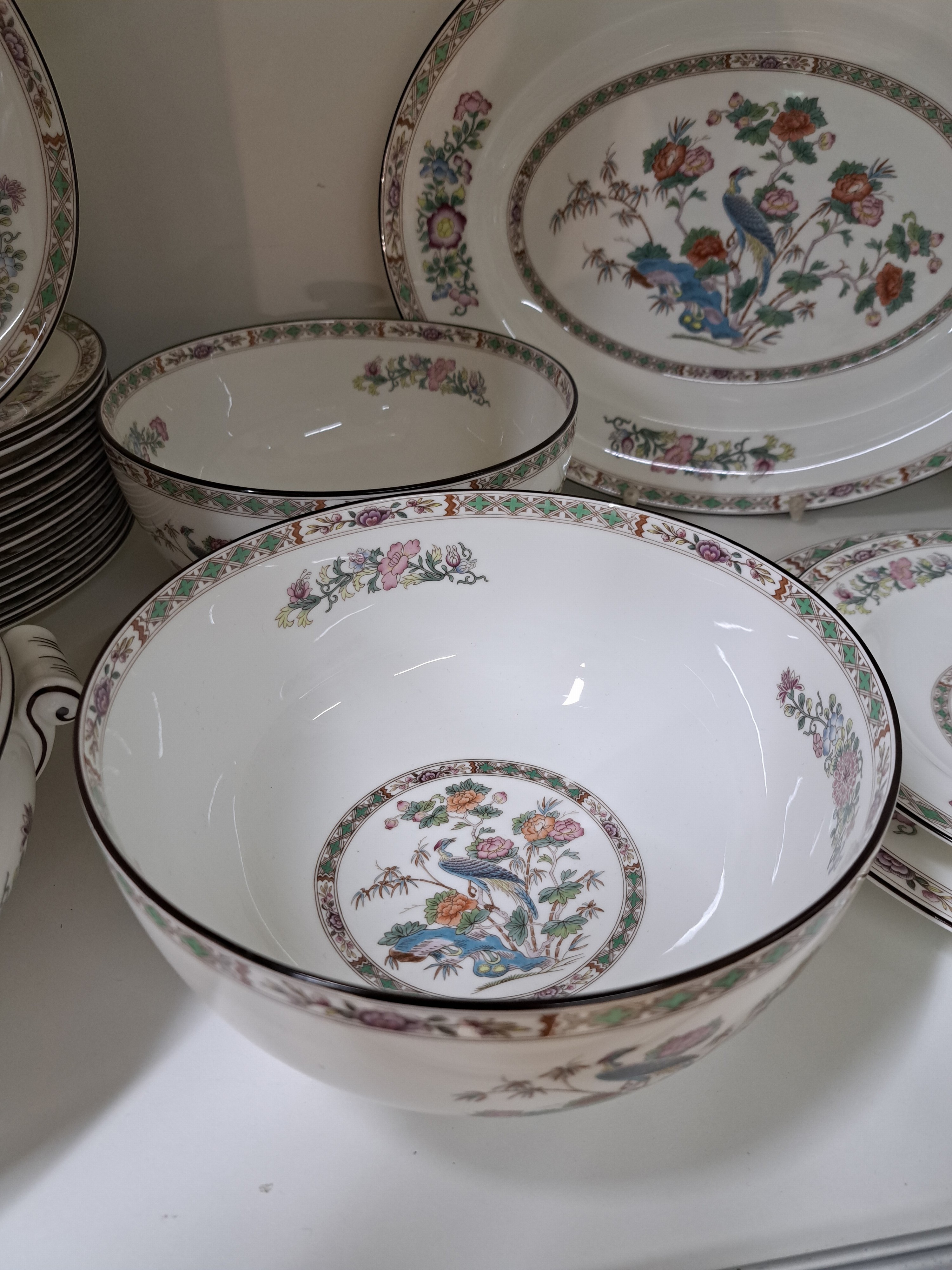 Detail b: Speiseservice, Wedgwood England, Modell Kutani, 14 flache Teller, 14 tiefe Teller, 14 Dessertteller, eine Sauciere, 2 Beilagen- Schüsseln, eine ...