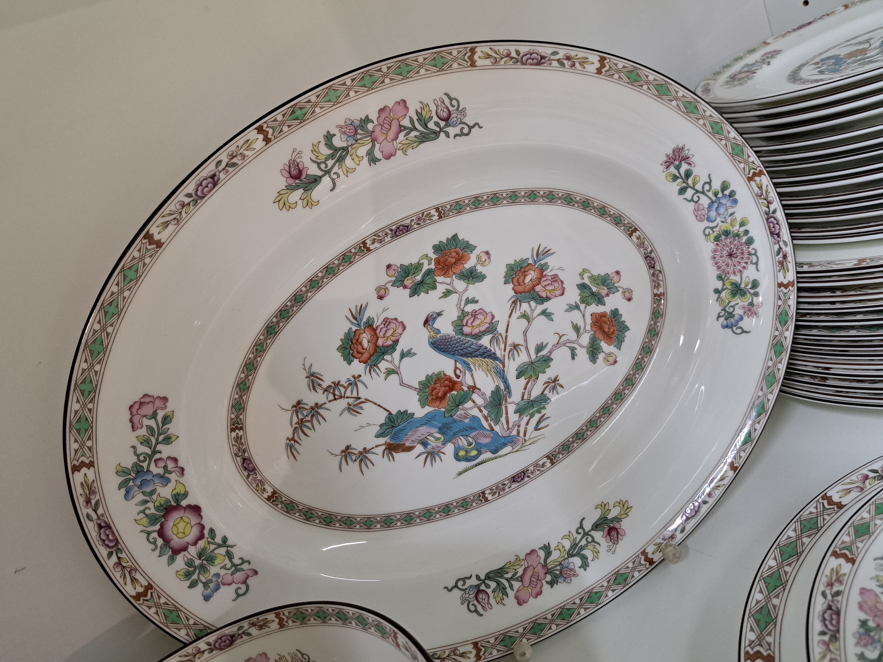 Detail c: Speiseservice, Wedgwood England, Modell Kutani, 14 flache Teller, 14 tiefe Teller, 14 Dessertteller, eine Sauciere, 2 Beilagen- Schüsseln, eine ...