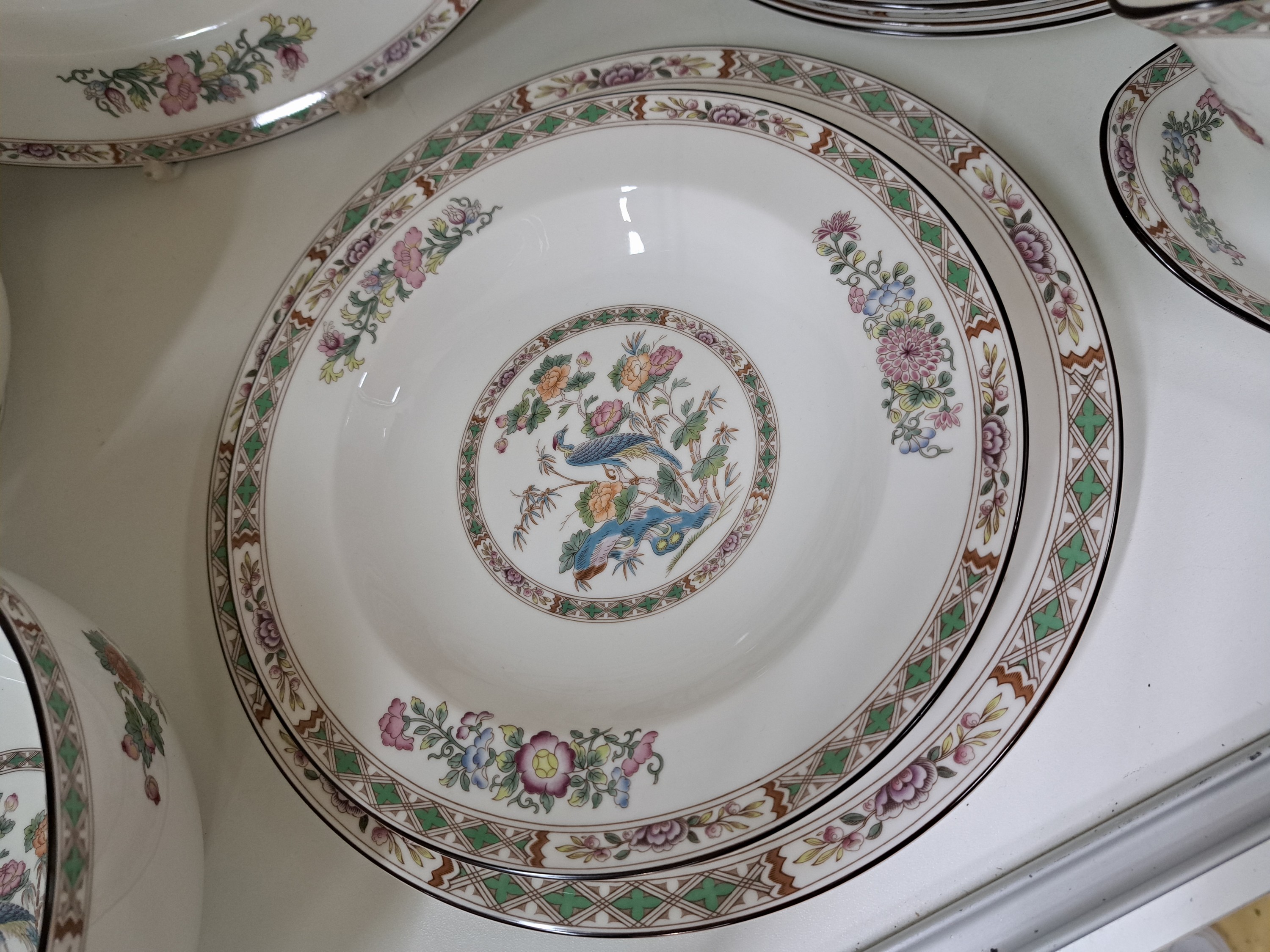 Detail d: Speiseservice, Wedgwood England, Modell Kutani, 14 flache Teller, 14 tiefe Teller, 14 Dessertteller, eine Sauciere, 2 Beilagen- Schüsseln, eine ...