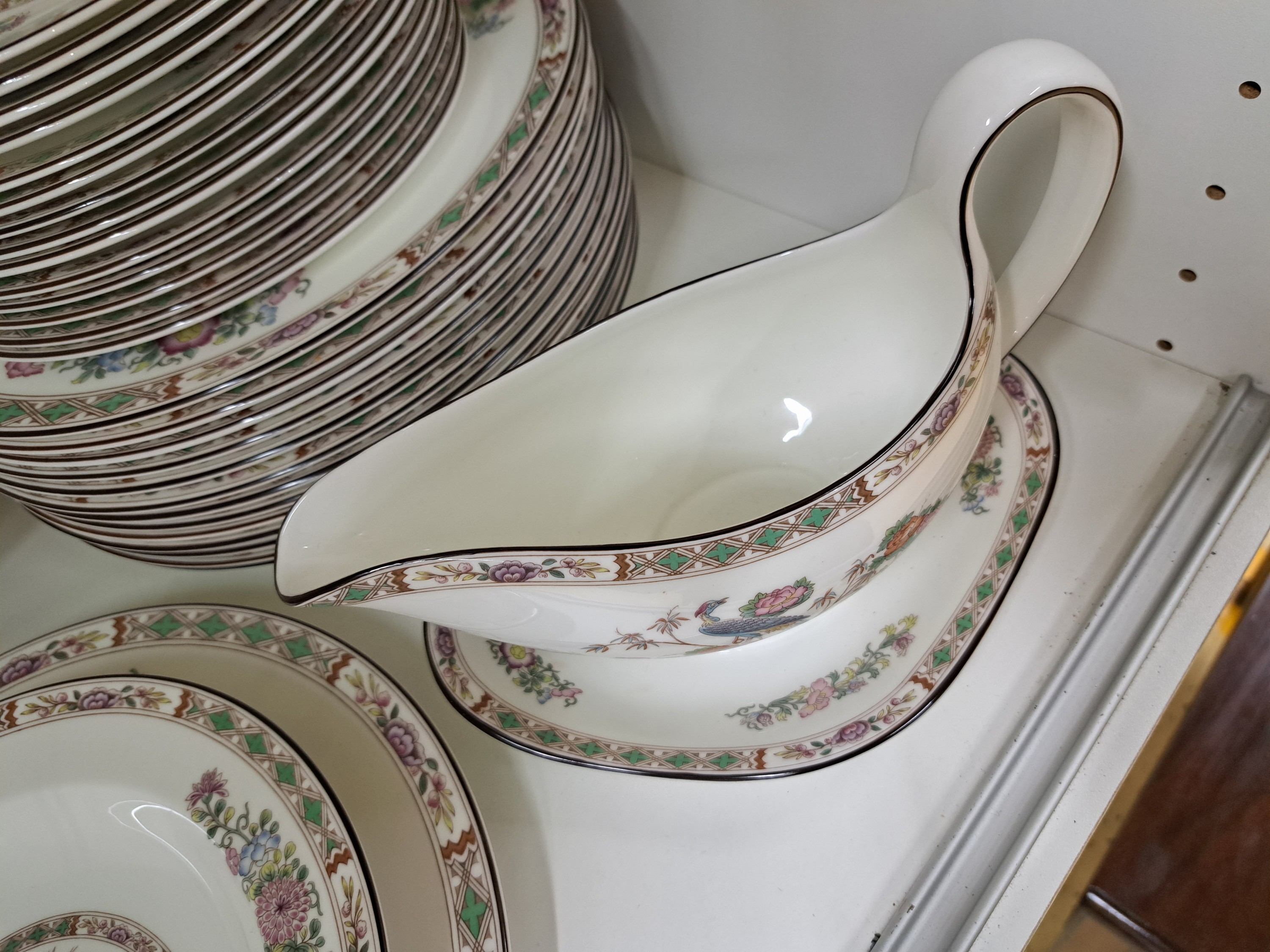 Detail e: Speiseservice, Wedgwood England, Modell Kutani, 14 flache Teller, 14 tiefe Teller, 14 Dessertteller, eine Sauciere, 2 Beilagen- Schüsseln, eine ...