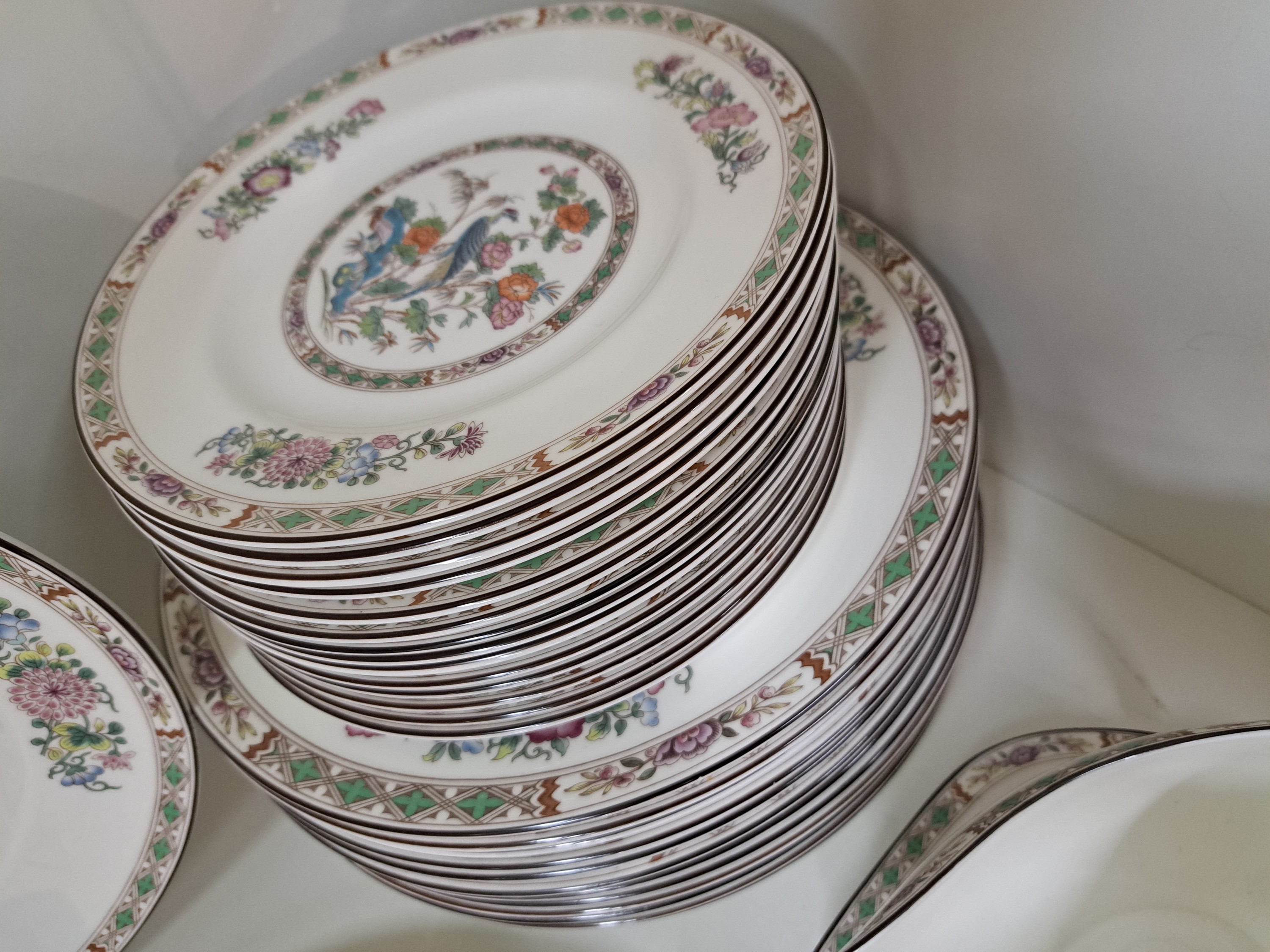 Detail f: Speiseservice, Wedgwood England, Modell Kutani, 14 flache Teller, 14 tiefe Teller, 14 Dessertteller, eine Sauciere, 2 Beilagen- Schüsseln, eine ...