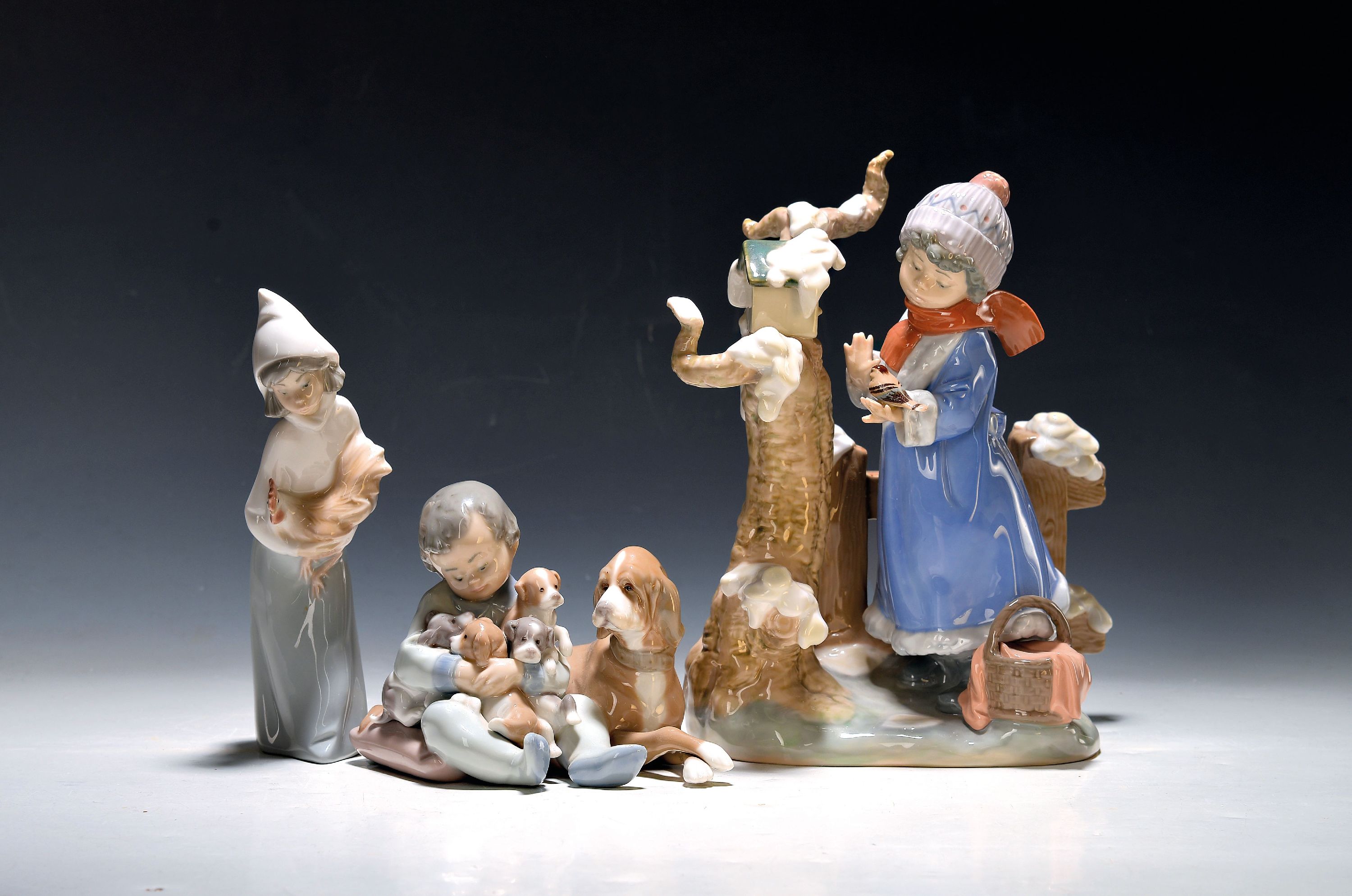 Image 27054607 - 3 Porzellanfiguren, Lladro Spanien, 20. Jh., Mädchen am Vogelhaus, H. ca. 25cm, ...