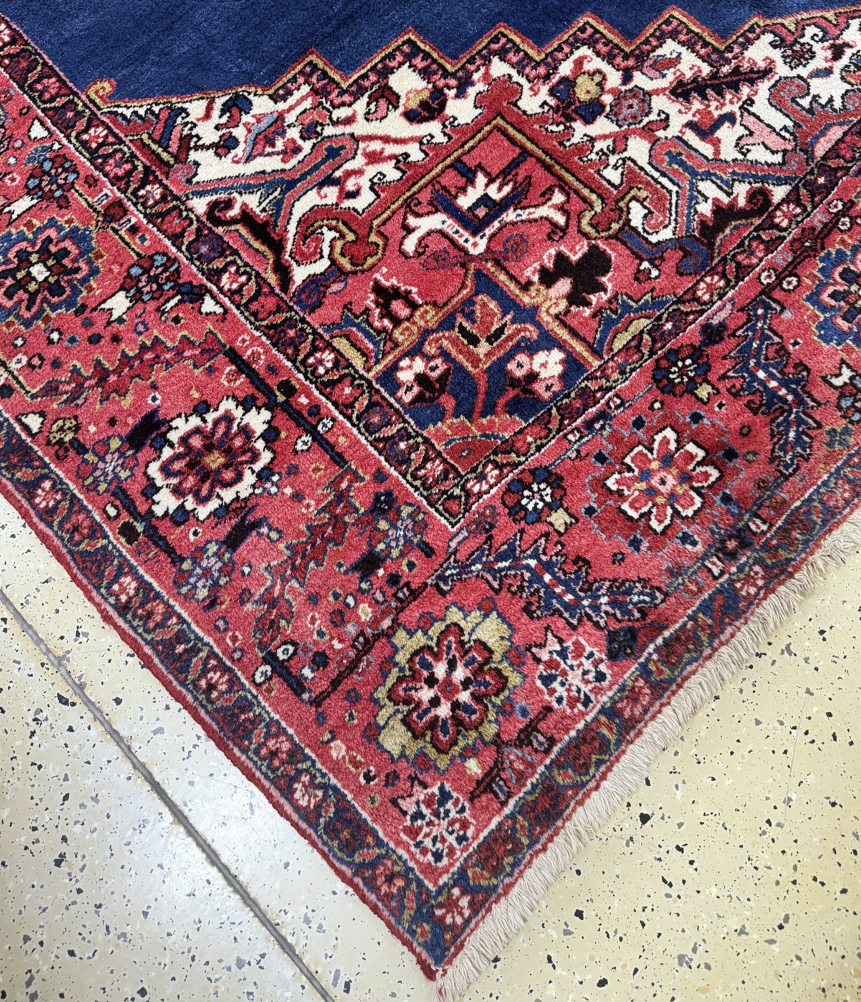 Detail b: Heriz, Persien, Mitte 20.Jhd, Wolle auf Baumwolle, ca. 345 x 255 cm, EHZ: 1-2