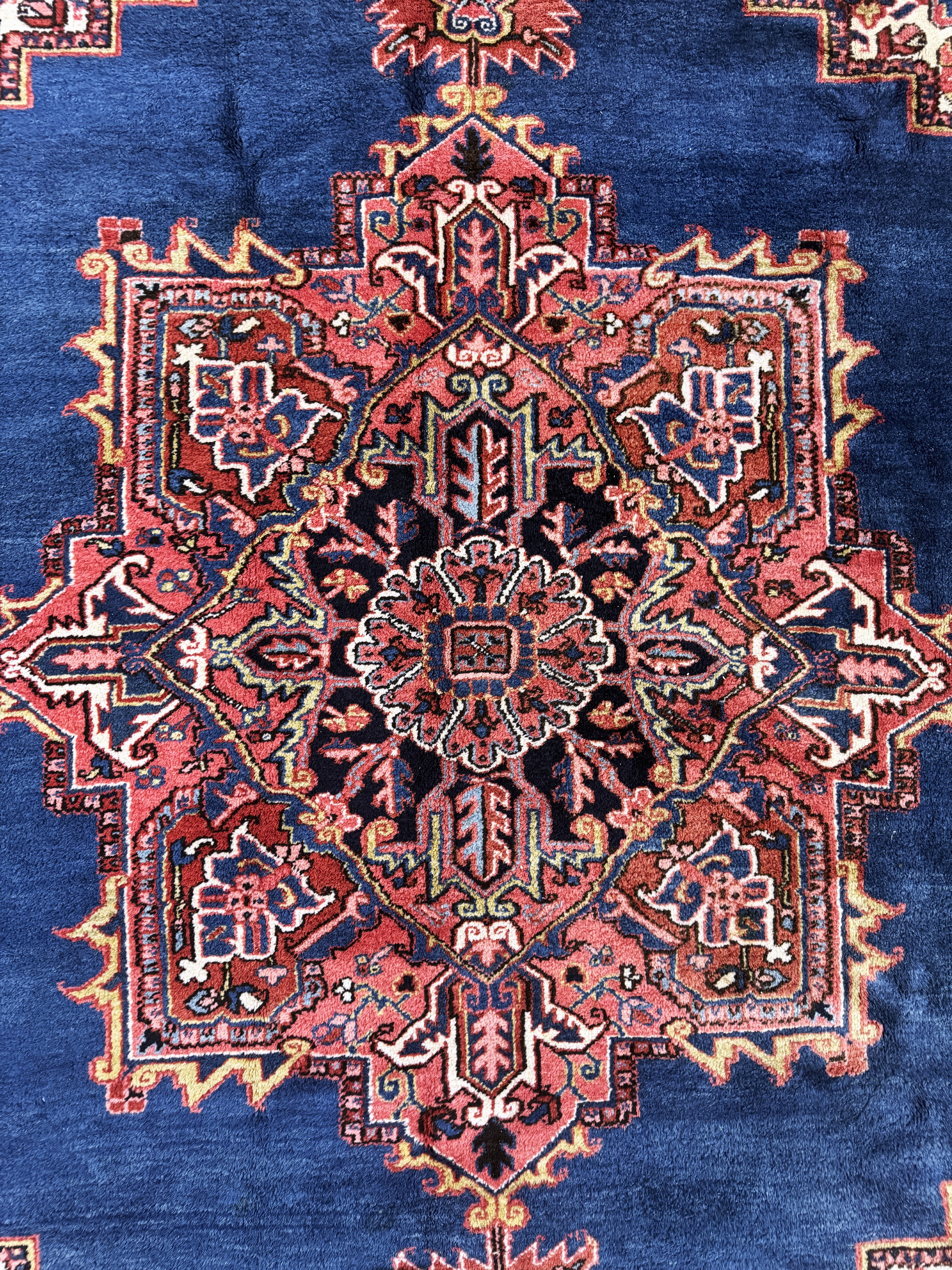 Detail d: Heriz, Persien, Mitte 20.Jhd, Wolle auf Baumwolle, ca. 345 x 255 cm, EHZ: 1-2