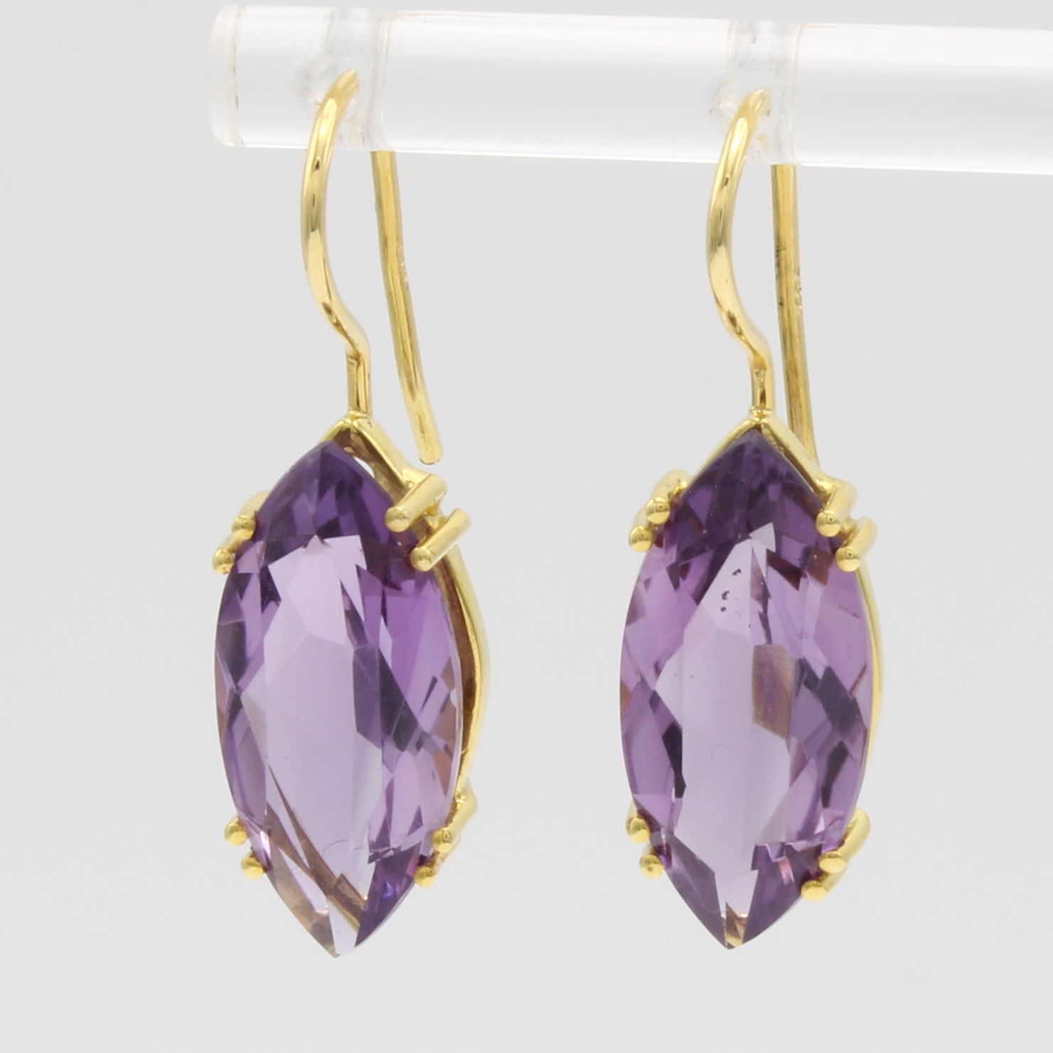 Image 27054725 - Paar Ohrhaken mit Amethysten, GG 585/000, 2 navettef. Amethyste in Krappenfassungen zus. ...