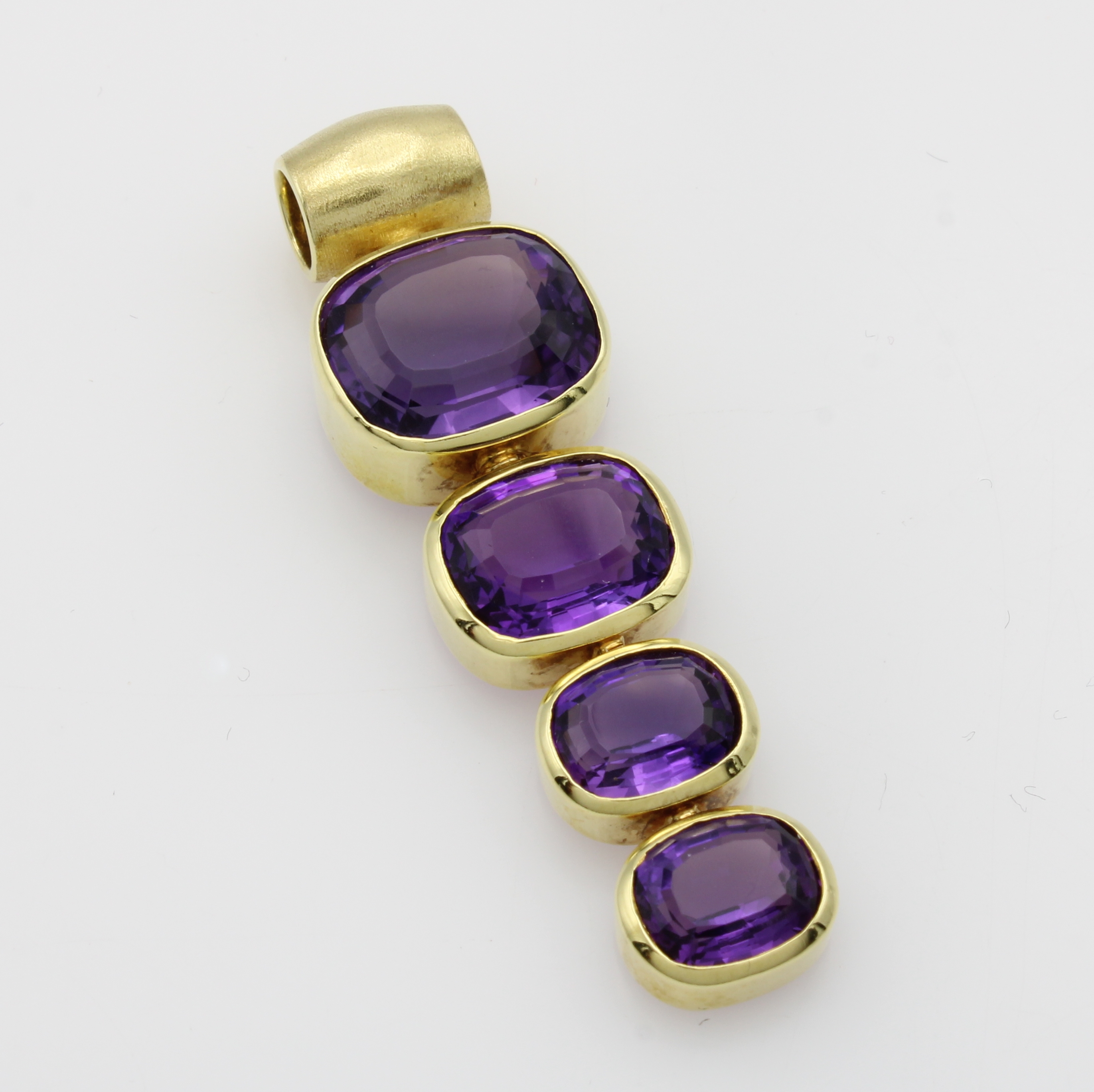Image 27054772 - Anhänger mit Amethysten, GG 585/000, 4 Amethyste zus. ca. 11.3 ct Schätzpreis: 3480, - ...