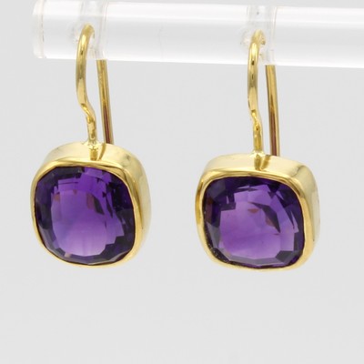 Image Paar Ohrhaken mit Amethysten, GG 585/000, 2 Amethyste in glatten Fassungen zus. ca. 8.5 ...