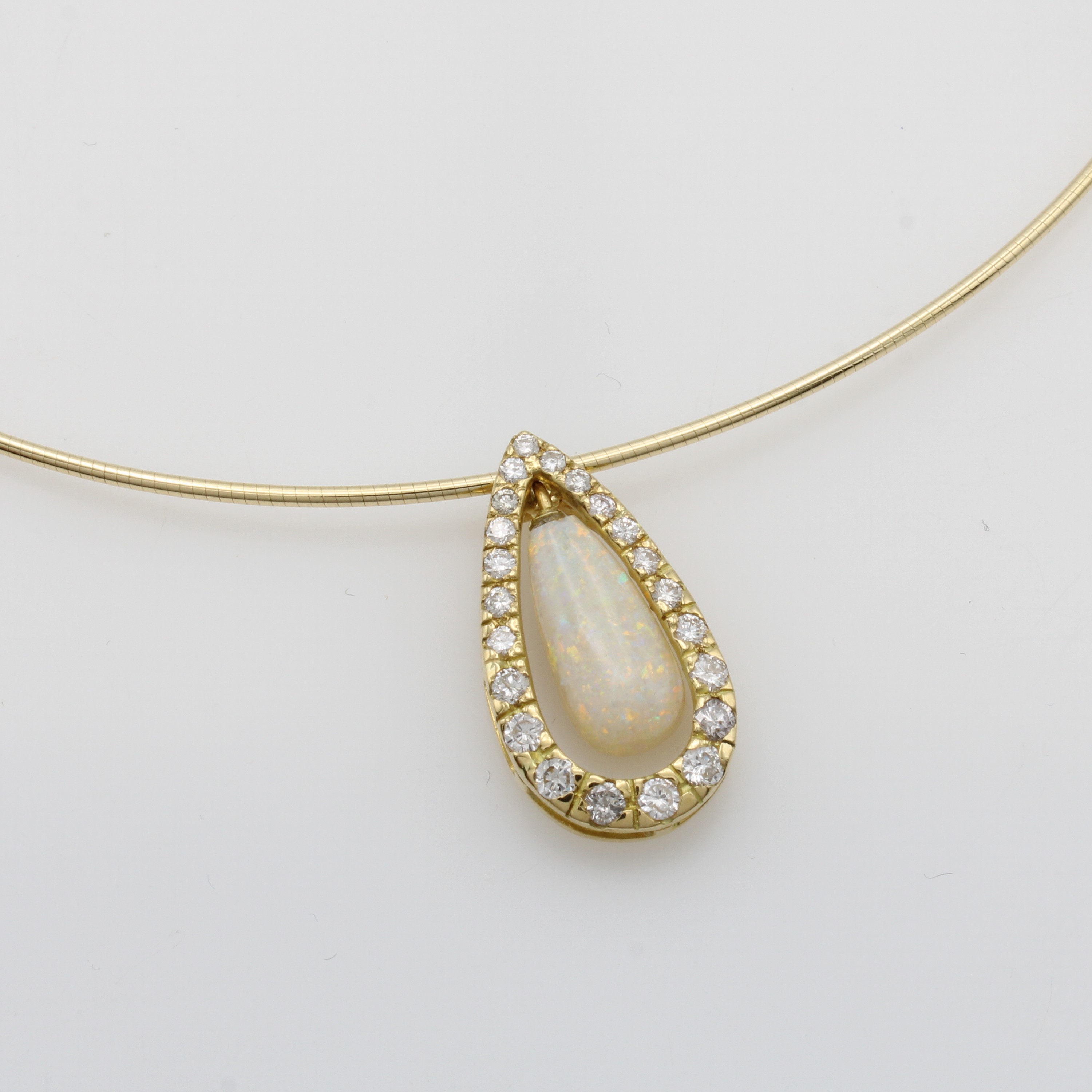 Image 27054852 - Anhänger mit Opal und Brillanten an Omegareif, GG 585/000, Reif 750/000, Opalpampel ...