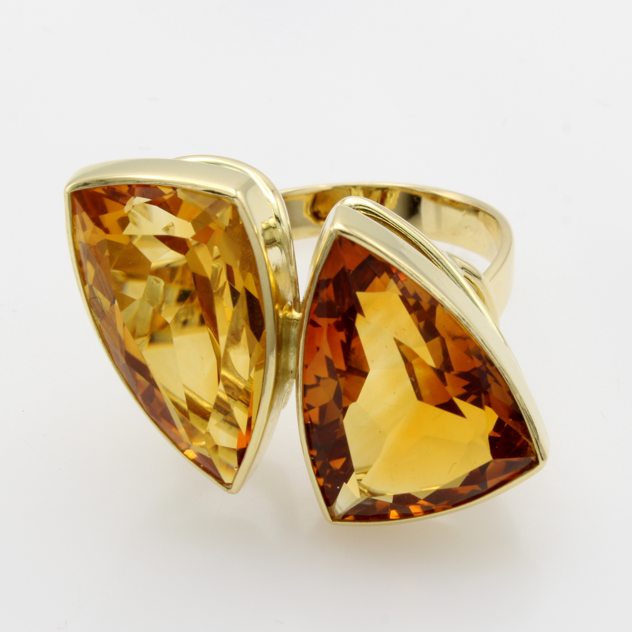 Image 27054876 - Ring mit Citrinen, GG 585/000, 2 dreieckige Citrine zus. ca. 18.2 ct, RW ca. 62 ...