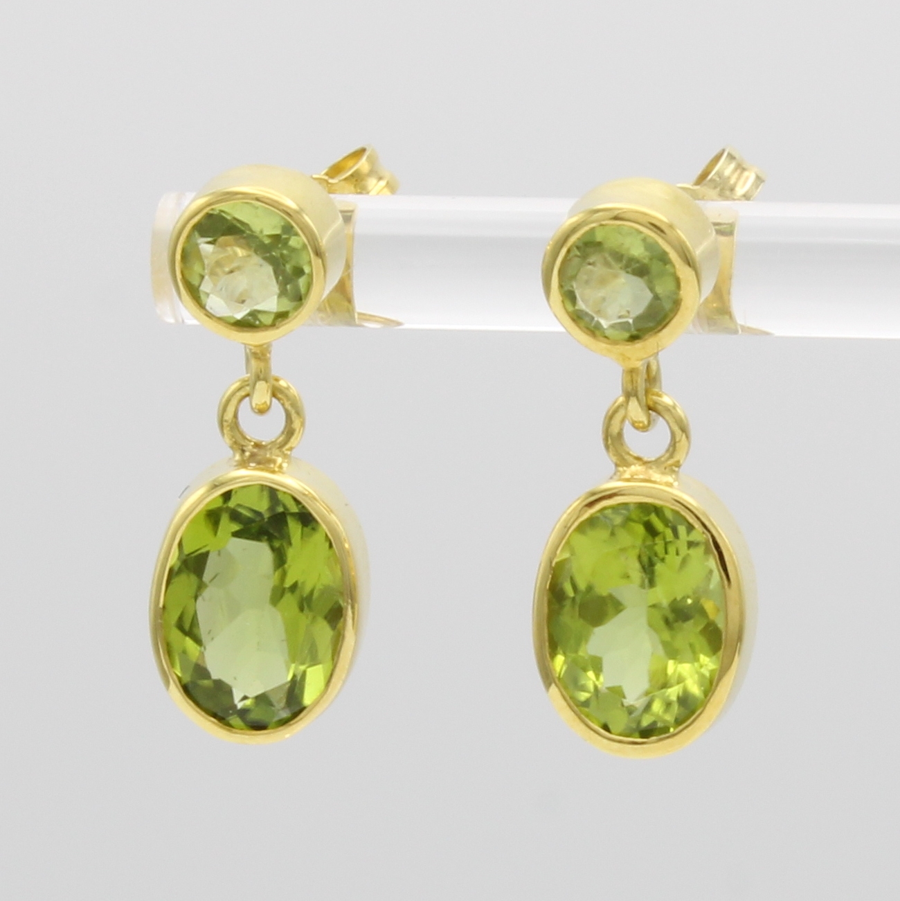 Image 27054885 - Paar Ohrstecker mit Peridots, GG 585/000, 2 runde u. 2 ovale Peridots zus. ca. 5.2 ct, ...