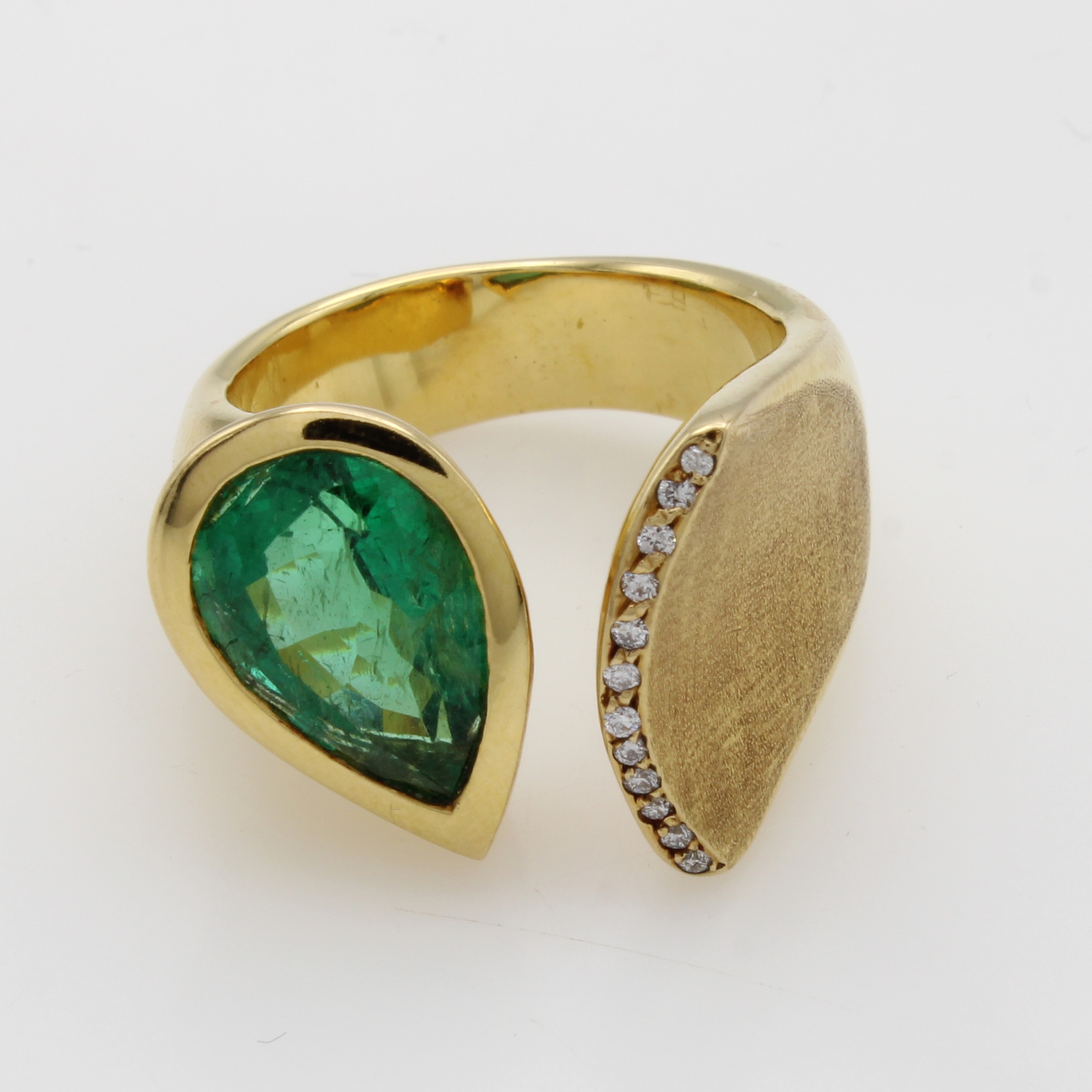 Image 27054892 - Ring mit Smaragd und Brillanten, GG 750/000, z.T. matt., Smaragdtropfen ca. 4.5 ct, ...