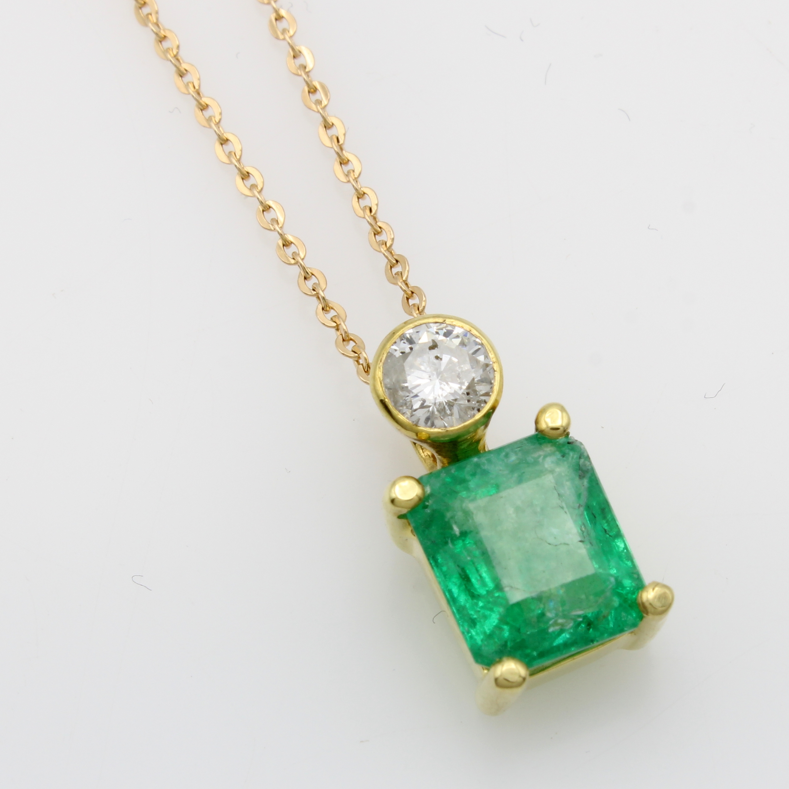Image 27054896 - Anhänger mit Smaragd und Brillant an Kette, GG 585/000, Smaragd in Krappenfassung ca. ...