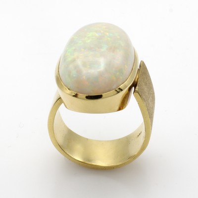 27054811a - Ring mit Opal, GG 750/000, Schiene z.T. matt. u. asymmetrisch anges., Opal m. schönem ...