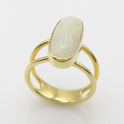27054812a - Ring mit Opal, GG 585/000, ovaler Opal ca. 4 ct, glatte Fassung, 2-rhg. Schiene, RW ca. ...