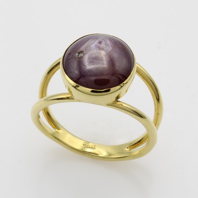 27054864a - Ring mit Sternrubin, GG 585/000, Rubin ca. 10 ct. 2-rhg. Schiene, RW ca. 57 ...