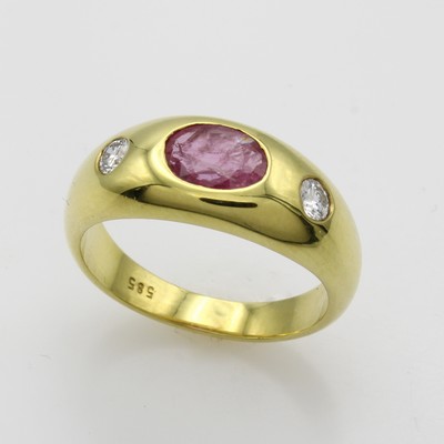 27054868a - Bandring mit Rubin und Brillanten, GG 585/ 000, ovaler Rubin ca. 0.95 ct, 2 Brill. zus. ...
