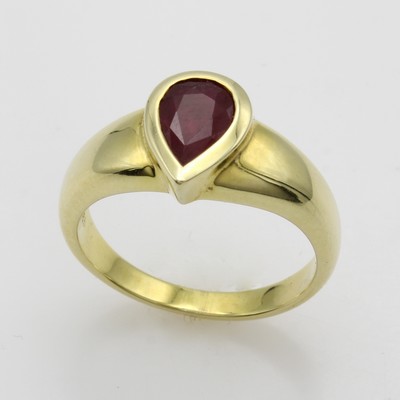 27054869a - Ring mit Rubin, GG 585/000, Rubintropfen ca. 1.1 ct, RW ca. 55 Schätzpreis: 2650, - EUR