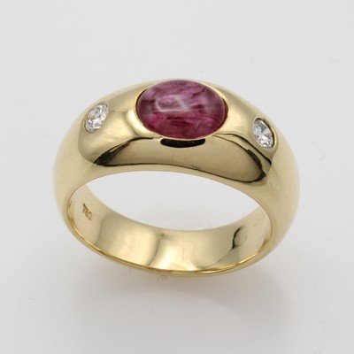 27054870a - Bandring mit Rubin und Brillanten, GG 750/ 000, ovaler Rubincabochon ca. 2.27 ct, 2 ...