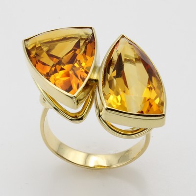 27054876a - Ring mit Citrinen, GG 585/000, 2 dreieckige Citrine zus. ca. 18.2 ct, RW ca. 62 ...