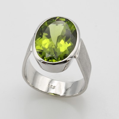 27054879a - Ring mit Peridot, WG 585/000, z.T. matt., ovaler Peridot 8.76 ct, RW ca. 57 ...