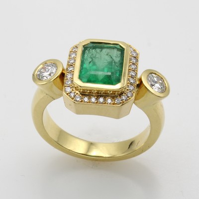 27054891a - Ring mit Smaragd und Brillanten, GG 750/000, achteckiger Smaragd ca. 3.22 ct, 2 ...