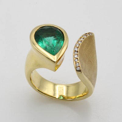 27054892a - Ring mit Smaragd und Brillanten, GG 750/000, z.T. matt., Smaragdtropfen ca. 4.5 ct, ...