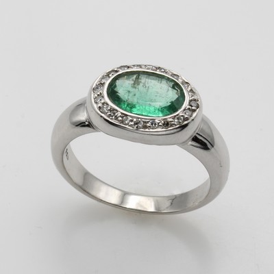 27054894a - Ring mit Smaragd und Diamanten, WG 585/000, ovaler Smaragd ca. 1.38 ct umgeben v. Diam. ...