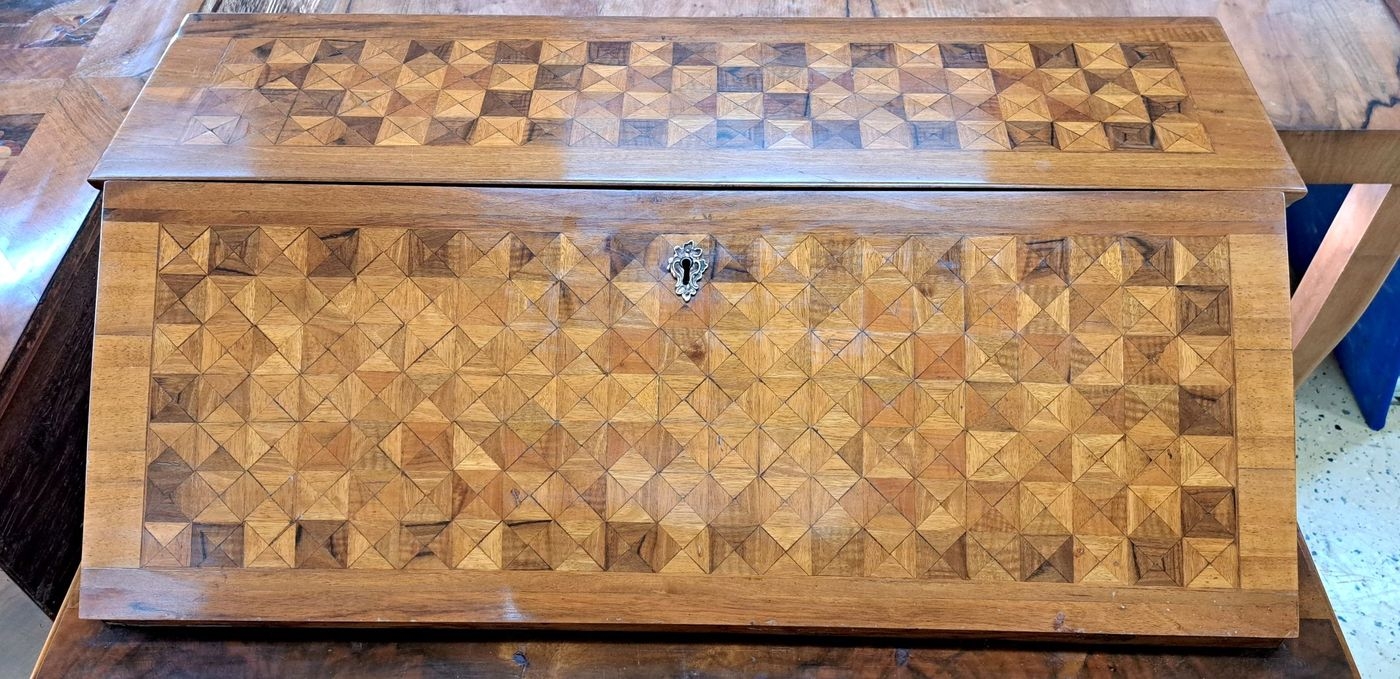 Detail b: Barock Schrägklappensekretär, 1750/60, Nußbaumfurnier, 3 Schubladen auf geschweiften Beinen, geschnitzte Schürze, orig. Kastenschlösser, ...