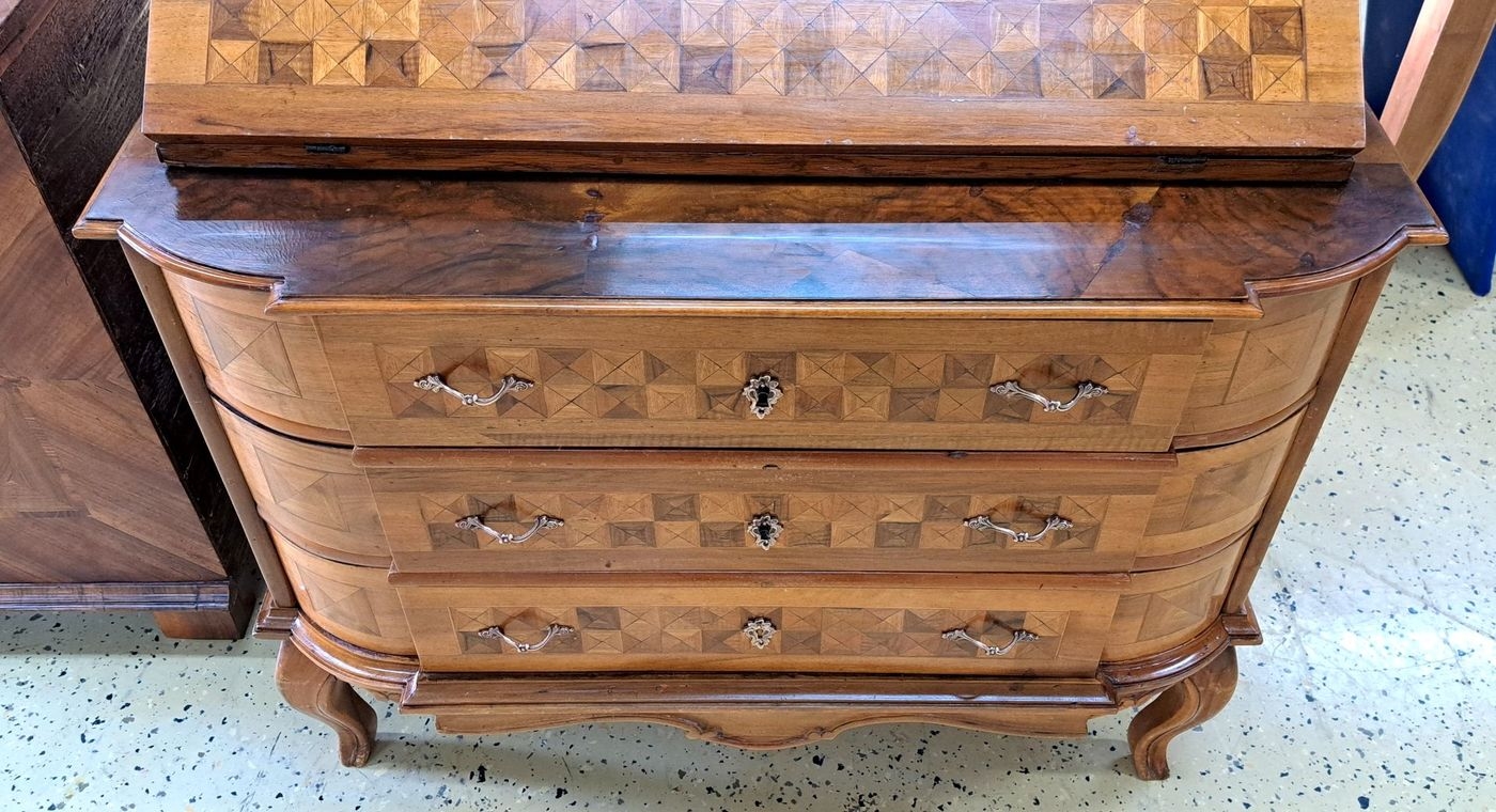 Detail c: Barock Schrägklappensekretär, 1750/60, Nußbaumfurnier, 3 Schubladen auf geschweiften Beinen, geschnitzte Schürze, orig. Kastenschlösser, ...