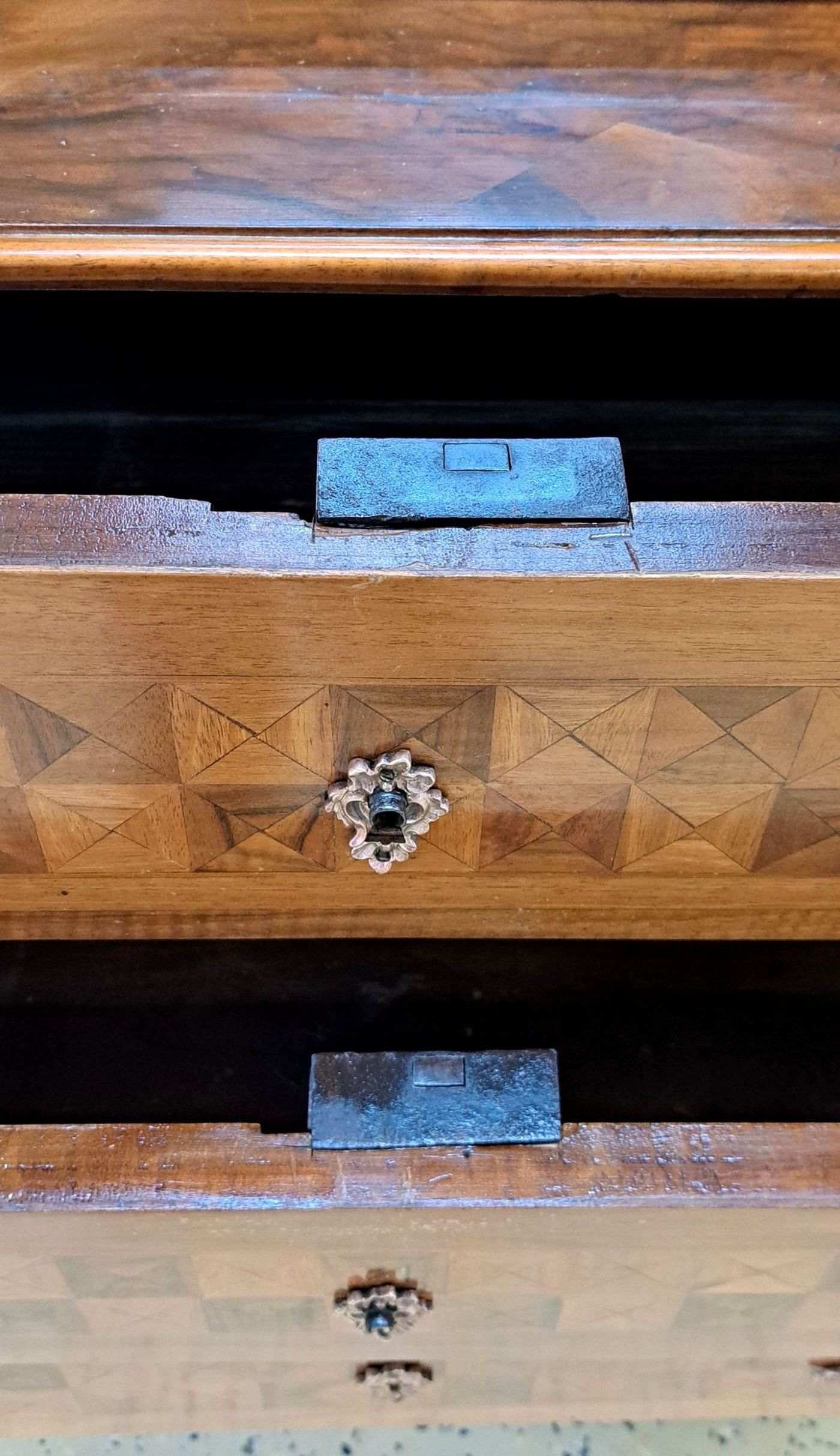 Detail e: Barock Schrägklappensekretär, 1750/60, Nußbaumfurnier, 3 Schubladen auf geschweiften Beinen, geschnitzte Schürze, orig. Kastenschlösser, ...
