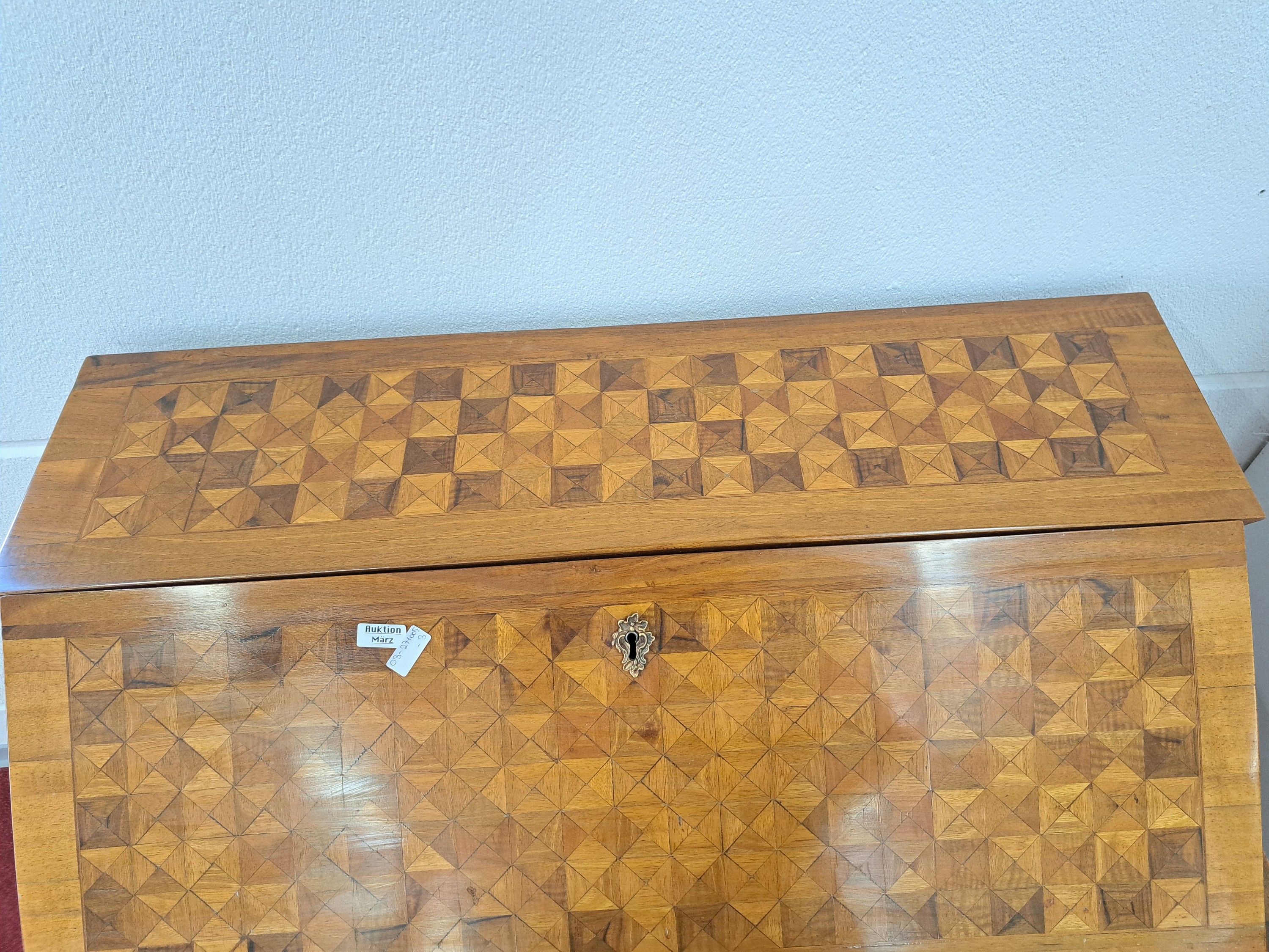Detail j: Barock Schrägklappensekretär, 1750/60, Nußbaumfurnier, 3 Schubladen auf geschweiften Beinen, geschnitzte Schürze, orig. Kastenschlösser, ...