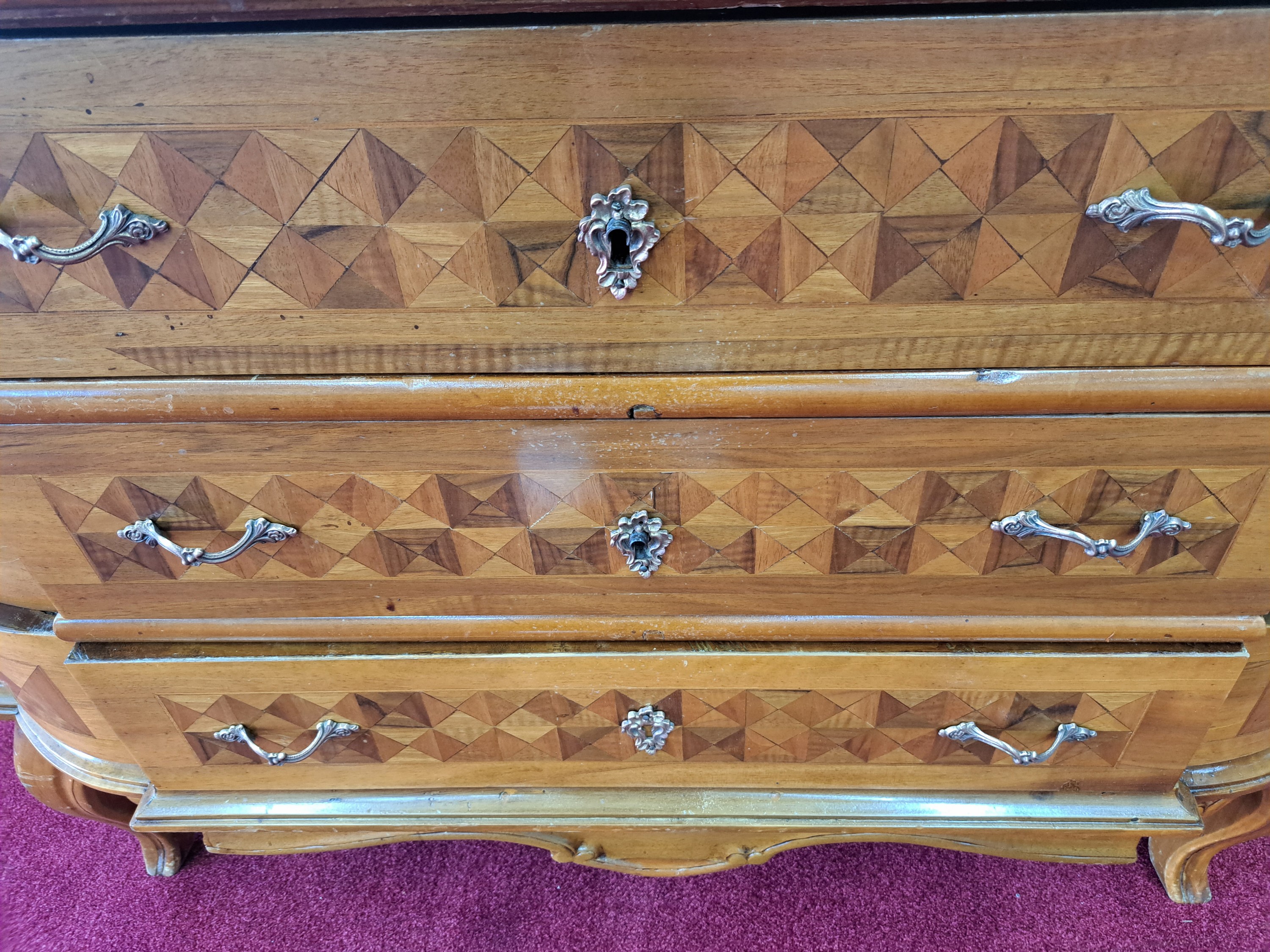 Detail r: Barock Schrägklappensekretär, 1750/60, Nußbaumfurnier, 3 Schubladen auf geschweiften Beinen, geschnitzte Schürze, orig. Kastenschlösser, ...