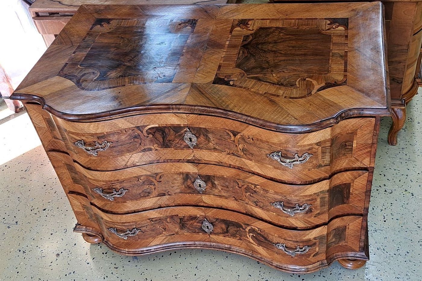 Detail b: Seltene Barock-Kommode, um 1750/60, mit orig. Dokument von der Vermögensverwaltung I.K.H. Der Grossherzogin von Luxemburg, aus dem Besitz der ...