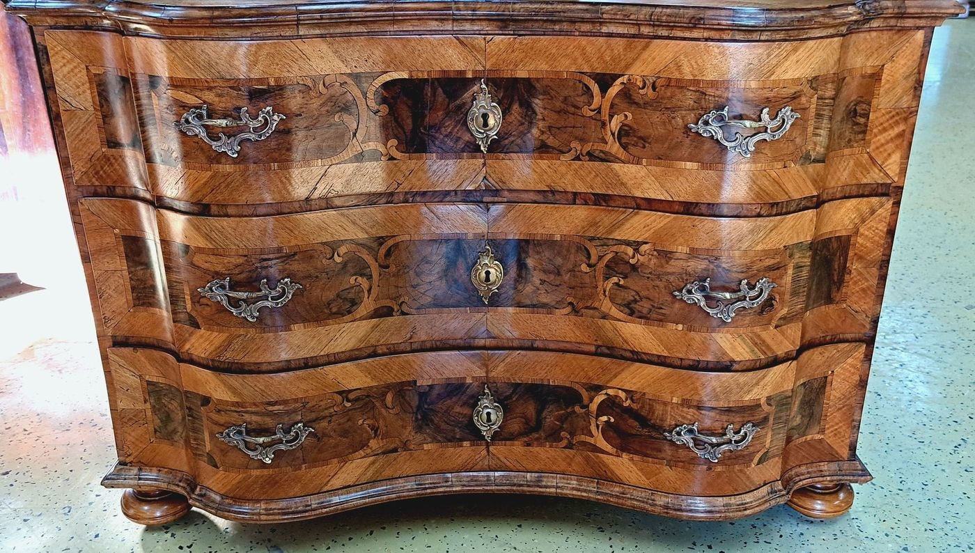 Detail c: Seltene Barock-Kommode, um 1750/60, mit orig. Dokument von der Vermögensverwaltung I.K.H. Der Grossherzogin von Luxemburg, aus dem Besitz der ...